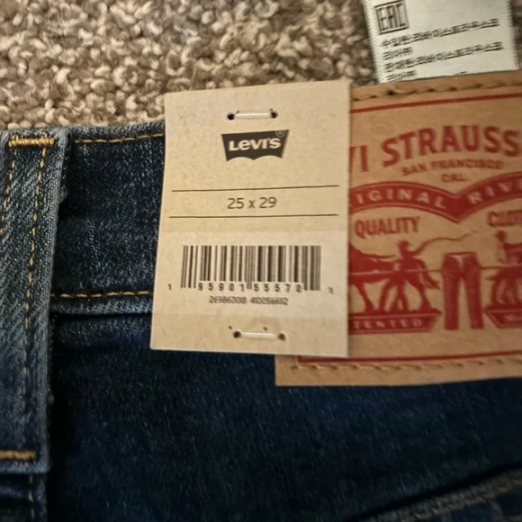 Size 25 mom style jeans from LEVIS. Never worn!!! - Picture 5 of 7